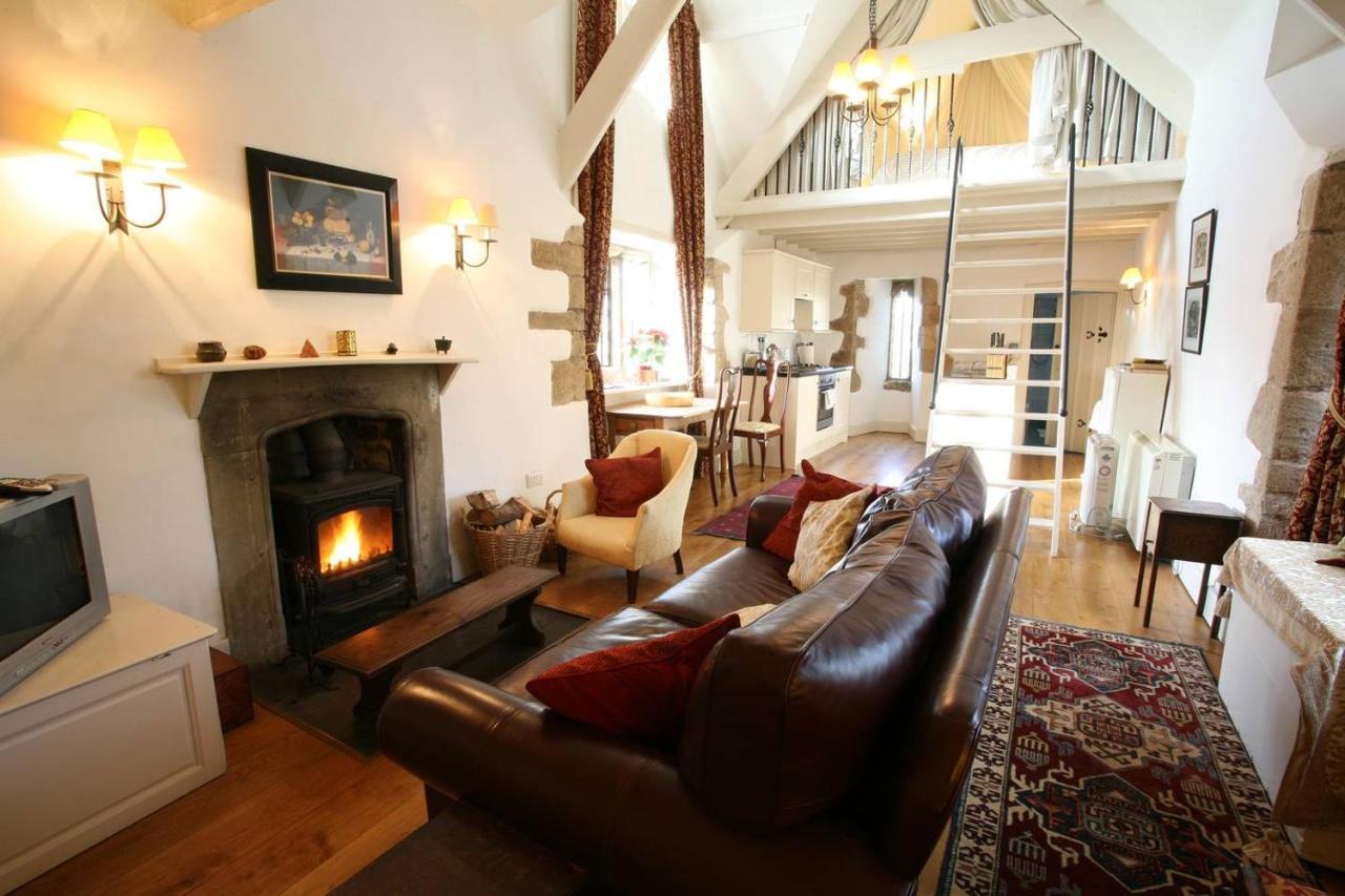 Welsh Gatehouse, Historic Castle Which Can Cater For Electric Vehicle Mathern エクステリア 写真