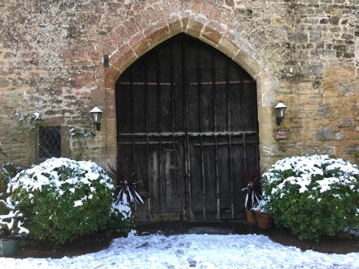 Welsh Gatehouse, Historic Castle Which Can Cater For Electric Vehicle Mathern エクステリア 写真