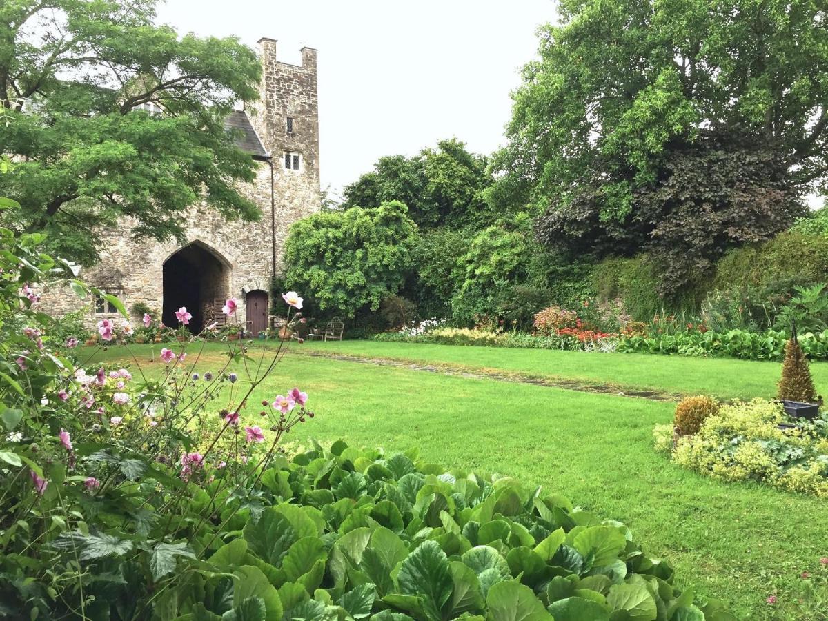 Welsh Gatehouse, Historic Castle Which Can Cater For Electric Vehicle Mathern エクステリア 写真