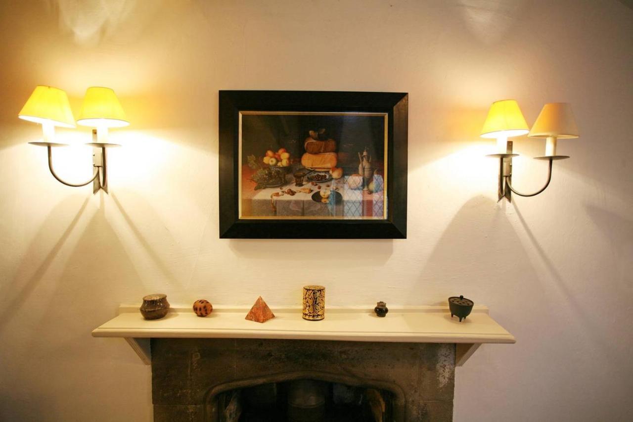 Welsh Gatehouse, Historic Castle Which Can Cater For Electric Vehicle Mathern エクステリア 写真