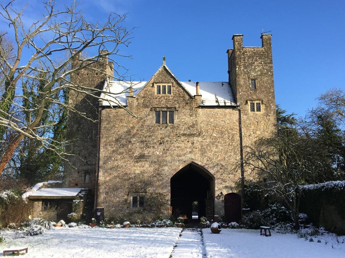 Welsh Gatehouse, Historic Castle Which Can Cater For Electric Vehicle Mathern エクステリア 写真
