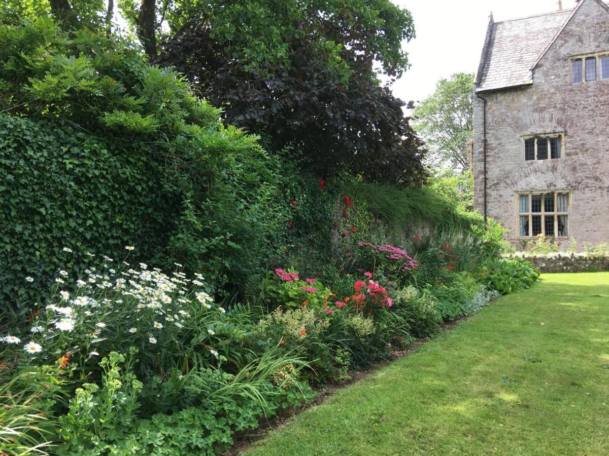 Welsh Gatehouse, Historic Castle Which Can Cater For Electric Vehicle Mathern エクステリア 写真