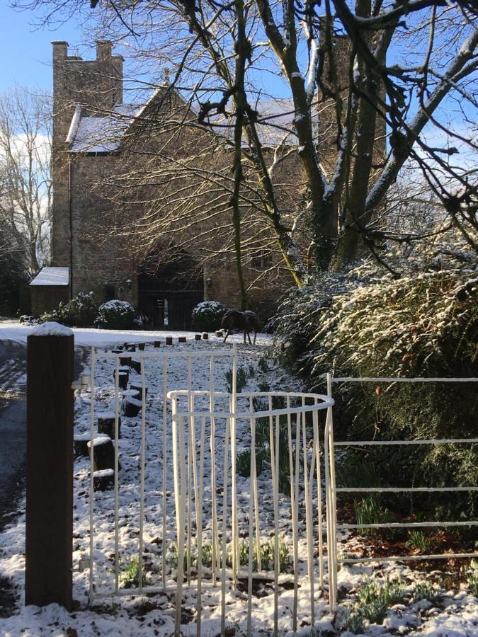 Welsh Gatehouse, Historic Castle Which Can Cater For Electric Vehicle Mathern エクステリア 写真