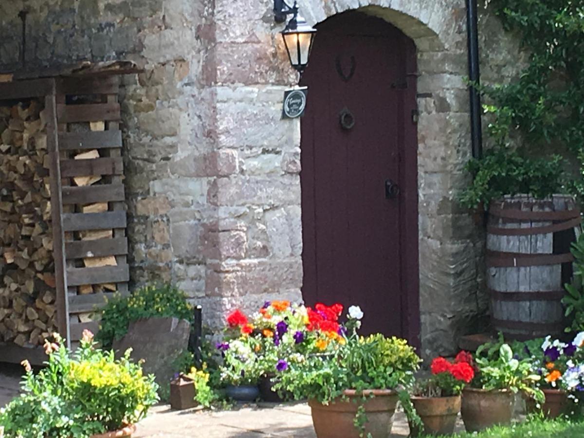 Welsh Gatehouse, Historic Castle Which Can Cater For Electric Vehicle Mathern エクステリア 写真