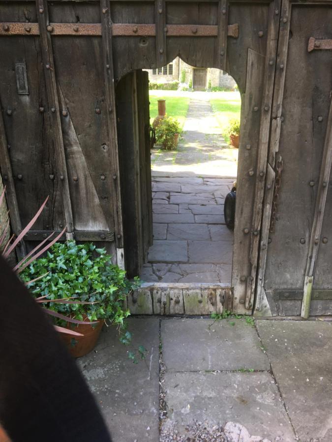 Welsh Gatehouse, Historic Castle Which Can Cater For Electric Vehicle Mathern エクステリア 写真