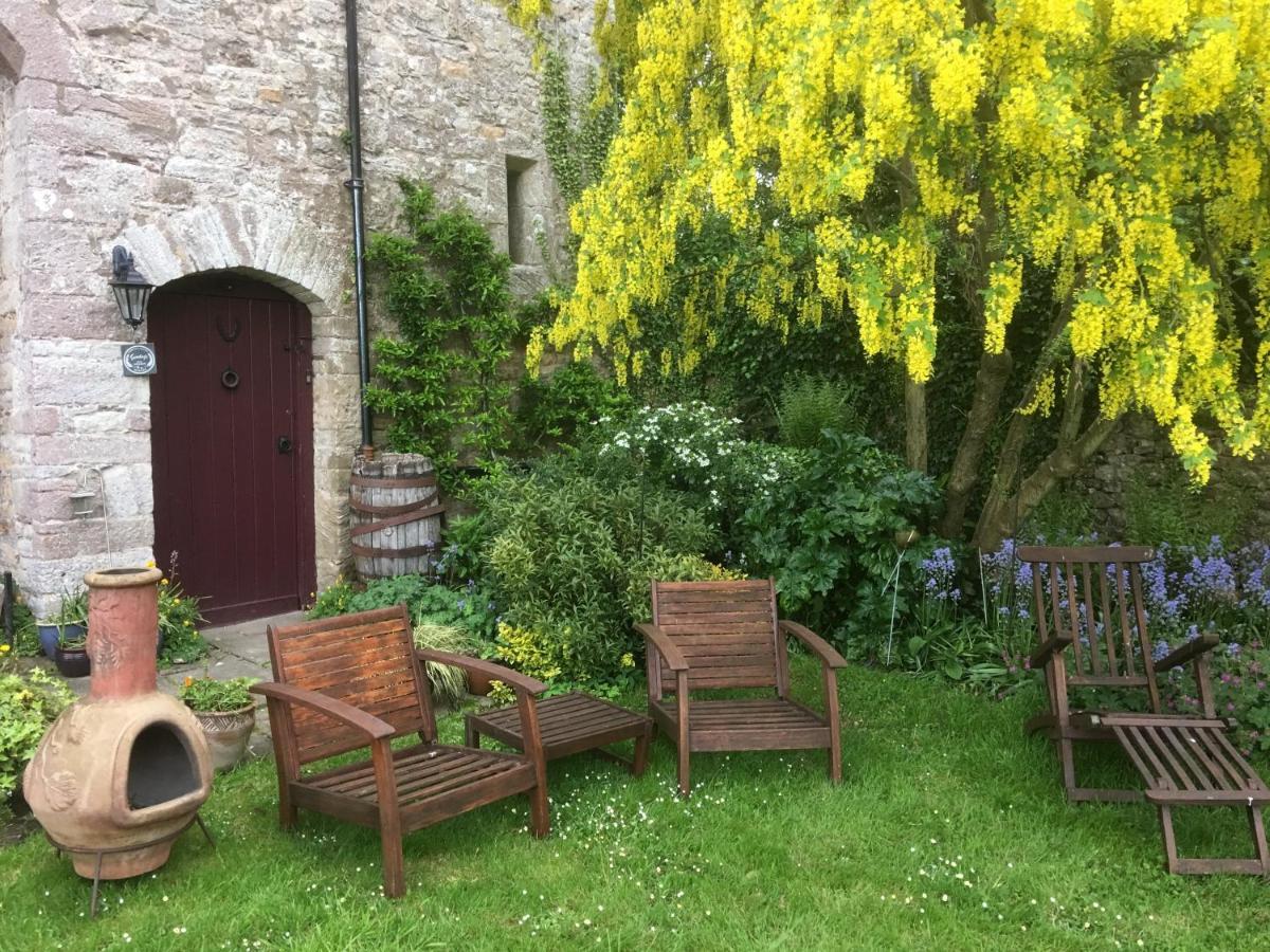 Welsh Gatehouse, Historic Castle Which Can Cater For Electric Vehicle Mathern エクステリア 写真