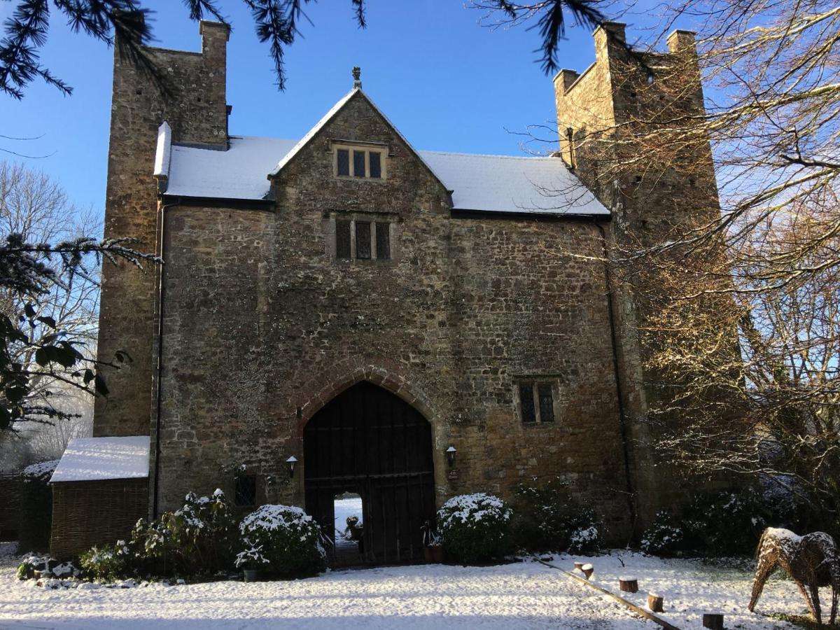 Welsh Gatehouse, Historic Castle Which Can Cater For Electric Vehicle Mathern エクステリア 写真