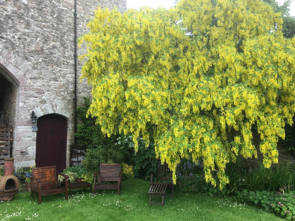 Welsh Gatehouse, Historic Castle Which Can Cater For Electric Vehicle Mathern エクステリア 写真
