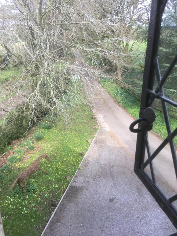 Welsh Gatehouse, Historic Castle Which Can Cater For Electric Vehicle Mathern エクステリア 写真