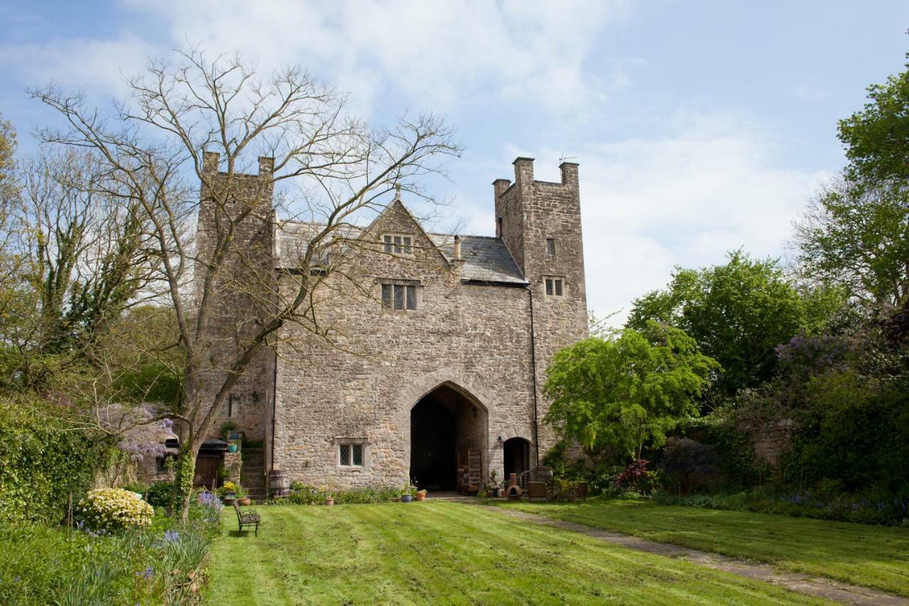 Welsh Gatehouse, Historic Castle Which Can Cater For Electric Vehicle Mathern エクステリア 写真